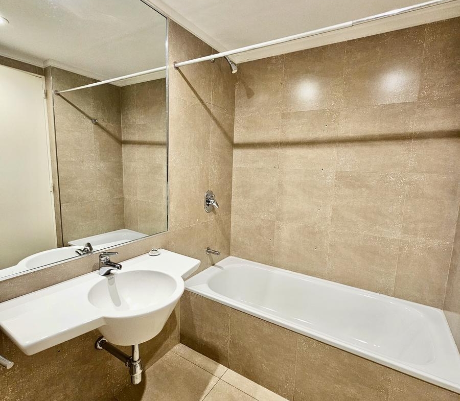 900